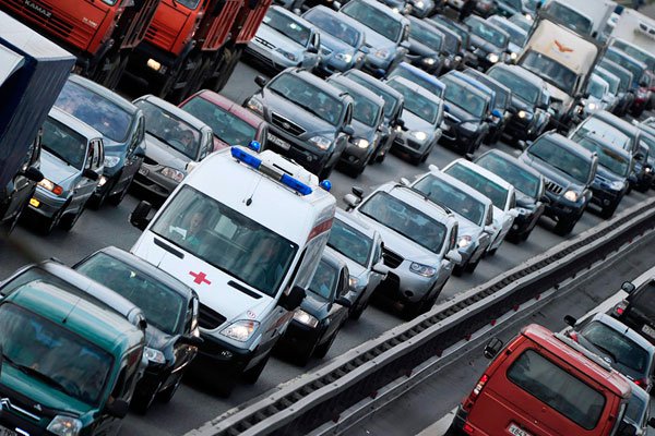 Запорожских водителей просят «уступить дорогу скорой»