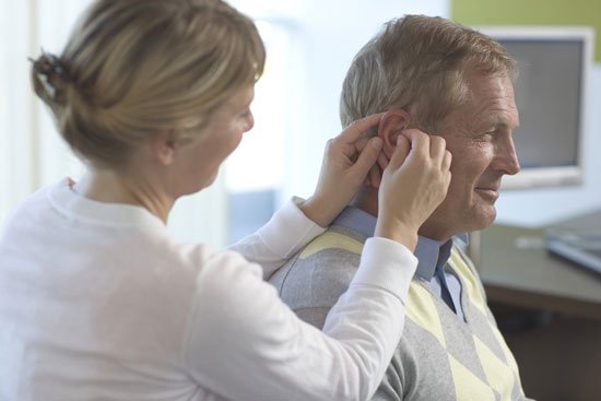 Украинцы до последнего терпят ухудшение слуха и не используют слуховые аппараты