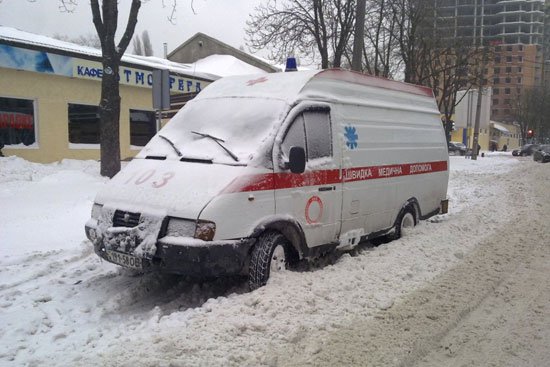 Запорожские спасатели достали из заносов 37 машин «скорой»