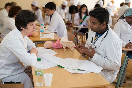 В Запорожье иностранные студенты-медики сдают госэкзамены