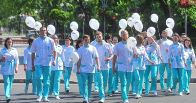 Сотрудники медицинского центра Юнимед поздравили горожан с Днем медика